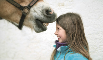 Mädchen mit Pferd - Ein Stupser Glück.