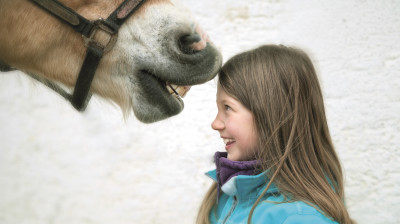 Mädchen mit Pferd - Ein Stupser Glück.