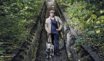Genießen die freie Zeit: Schauspieler Jan Josef Liefers zusammen mit seinem Hund Tony.