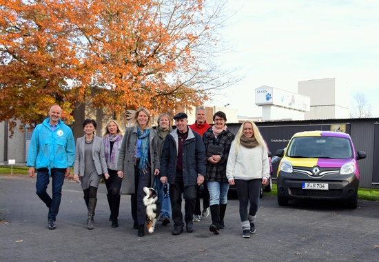 Der Deutsche Tierschutzbund und Whiskas und Pedigree haben in Verden vier Tierhilfewagen an dem Verband angeschlossene Tierschutzvereine übergeben.