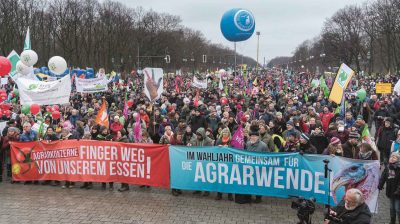 Im Rahmen der Internationalen Grünen Woche in Berlin haben 18.000 Menschen für eine Wende in der Agrarpolitik demonstriert.
