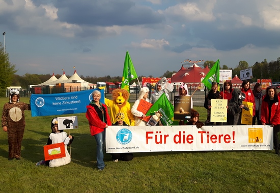 Tierschützer des Tierschutzvereins für Berlin demonstrieren für ein Wildtierverbot im Zirkus.