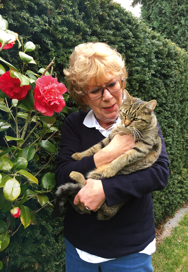 Doris Monréal, die Mutter von Katzenhalterin Sandra, schmust mit Lissy.