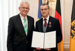 Ministerpräsident Winfried Kretschmann (l.) ehrte Herbert Lawo, Ehrenvorsitzender des Landesverbandes Baden-Württemberg.
