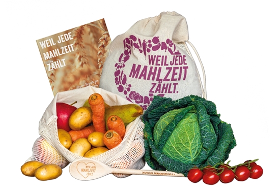 Unser Aktionspaket enthält unter anderem ein Mini-Kochbuch, einen Kochlöffel und einen Obst- und Gemüsebeutel.